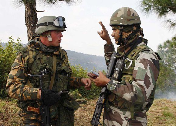 Indian and American soldiers at a India-US military exercise.