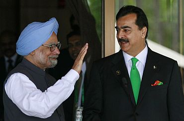 PM Singh with Pakistani counterpart Gilani during the SAARC Summit in Maldives