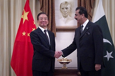 Pakistan's Prime Minister Yusuf Raza Gilan (R) shakes hand with his Chinese counterpart Wen Jiabao