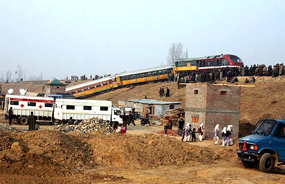 Train derails in Kashmir, 20 injured