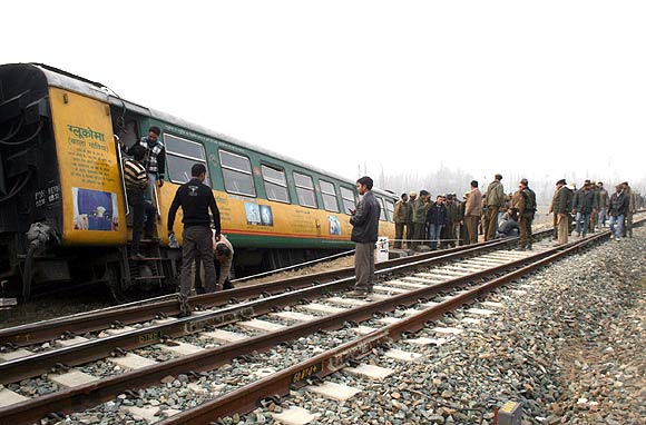 Train derails in Kashmir, 20 injured