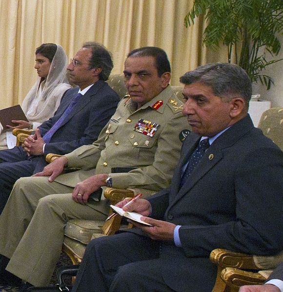 Pakistani army chief Kayani with ISI chief Pasha during a meeting with visitng US delegation in Islamabad