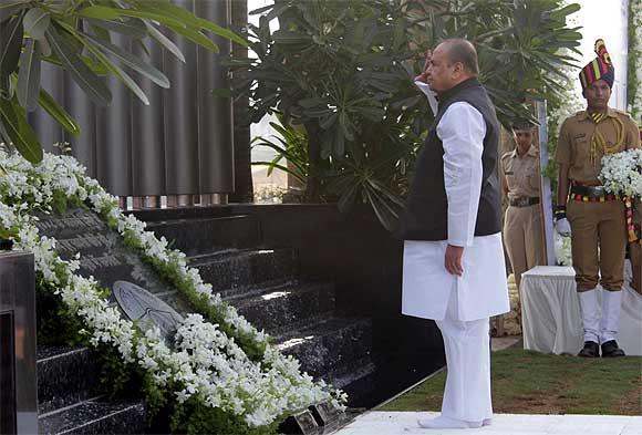 Maharashtra governor K Sankaranarayanan at the police memorial in Mumbai