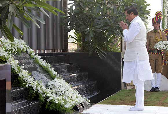 Maharashtra Chief Minister Prithviraj Chavan prays at the police memorial in Mumbai