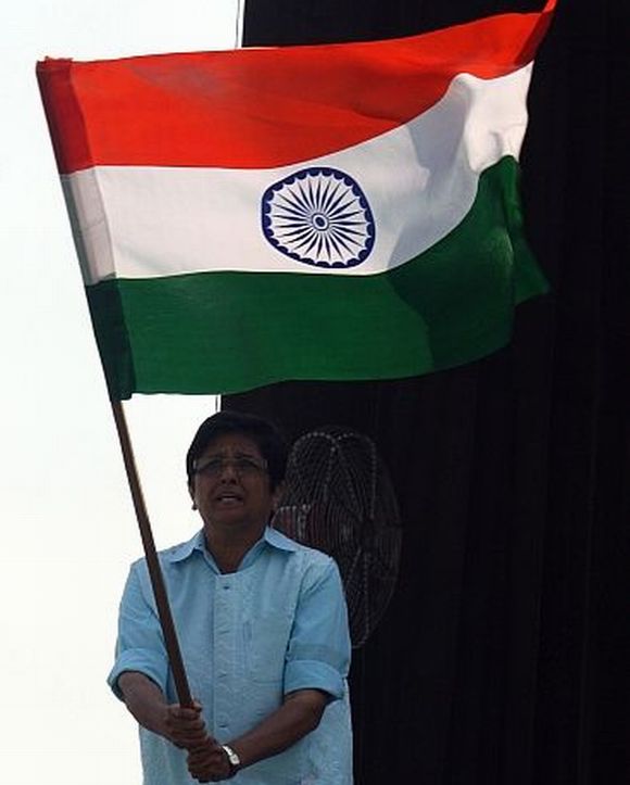 Kiran Bedi waves the tricolour during Anna Hazare's fast at Ramlila Maidan in Delhi