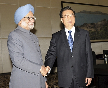 Manmohan Singh shakes hands with China's President Hu Jinta