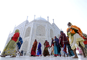 Taj Mahal may COLLAPSE in five years!