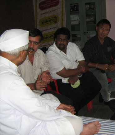 Hazare gives Manipuri team a patient hearing