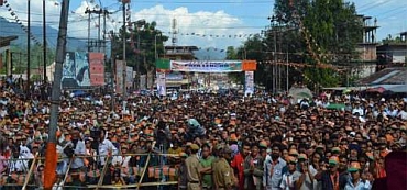 Thousands of BJP supporters gather to show their support to Advani's yatra