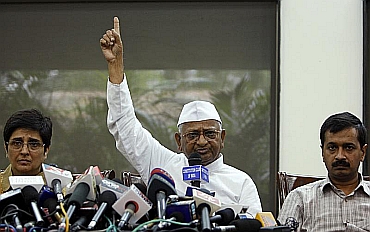 Team Anna members Kiran Bedi and Arvind Kejriwal at a press conference with Hazare