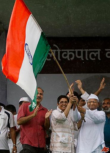 Anna Hazare, Kiran Bedi and other supporters at Ramlila Maidan in New Delhi