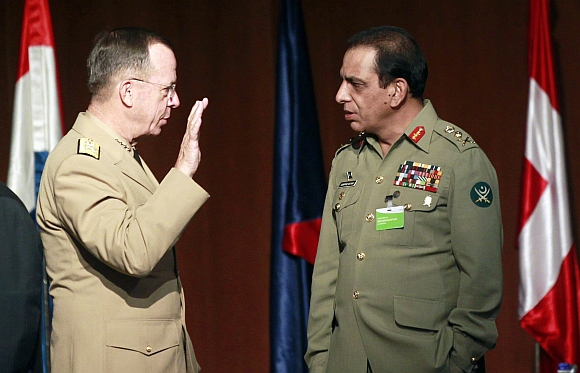 Pakistan's Army Chief General Ashfaq Kayani listens to US Admiral Mike Mullen
