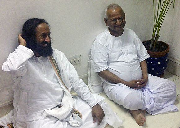 Rebel AAP members want Sri Sri to convince Anna Hazare to bring the party back on track