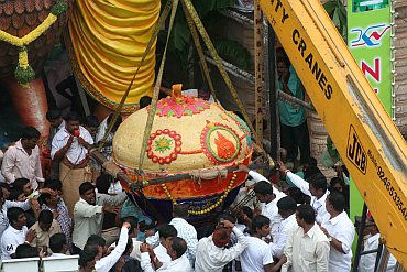 A crane being used to offer the gargaunt laddu to the idol