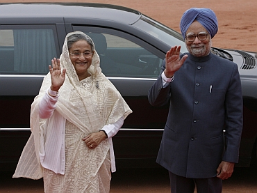Bangladesh PM Sheikh Hasina and Manmohan Singh wave to the photographers.