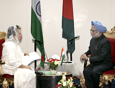 Bangladesh's opposition leader Begum Khaleda Zia speaks to PM Singh during a meeting in Dhaka