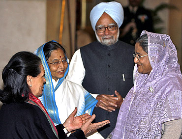 Sonia Gandhi talks with PM Hasina as PM Singh and President Pratibha Patil watch in New Delhi