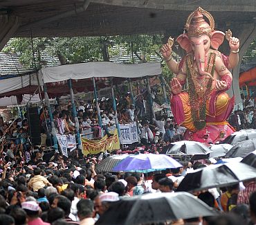 Rains cannot deter the respect devotees possess for Lord Ganpati