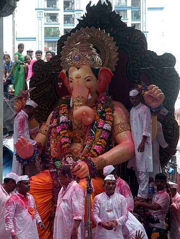 Devotees throng Mumbai streets to get the final glimpse of Lalbagcha Raja