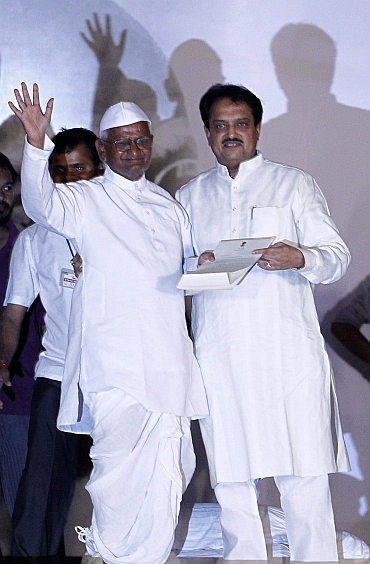 Hazare with Deshmukh at the Ramlila maidan in New Delhi
