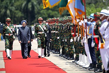 Prime Minister Manmohan Singh at the Guard of Honour at Dhaka airport