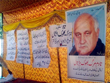 Posters in support of Akhtar