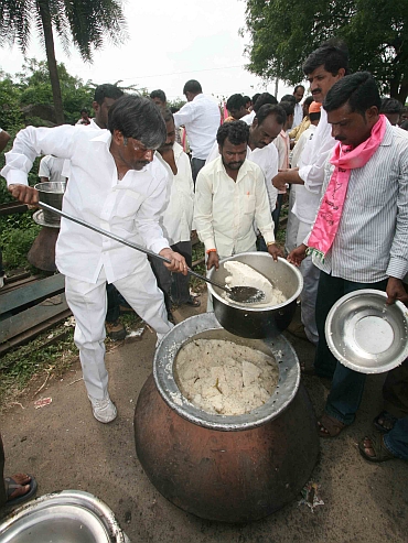 Telangana supporters organise mass cooking near railway tracks