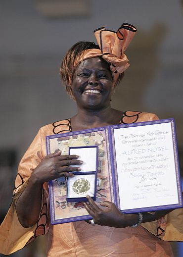 Kenyan Nobel Peace Prize winner Wangari Maathai shows her Nobel Peace Prize in Oslo.