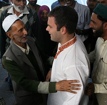 Rahul Gandhi interacting with locals at the Hazratbal shrine in Srinagar
