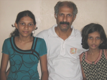 Shirish Kandalgaonkar with his daughters Mrunal and Nidhi