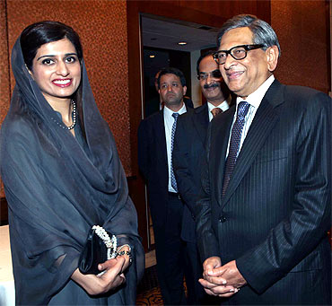 External Affairs Minister S M Krishna with Pakistani counterpart Hina Rabbani Khar