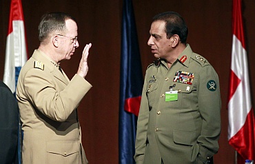 Pakistan's Army Chief General Kayani listens to US Admiral Mullen