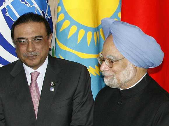 Pakistani President Asif Ali Zardari and Prime Minister Manmohan Singh proceed to line up for a photo at the Shanghai Cooperation Organisation summit in Yekaterinburg in 2009