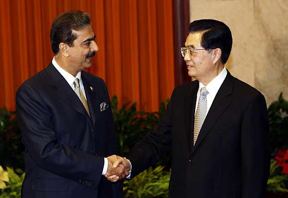 Pakistan's PM Gilani shakes hands with China's President Hu in Beijing
