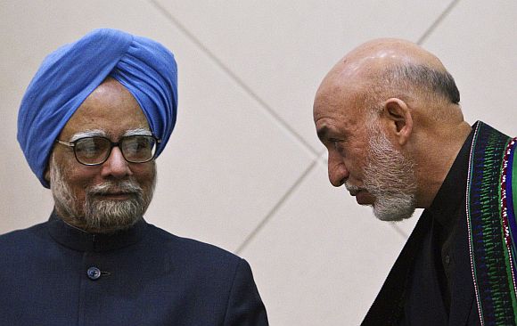 Afghan President Karzai speaks with PM Singh at the start of a news conference in Kabul