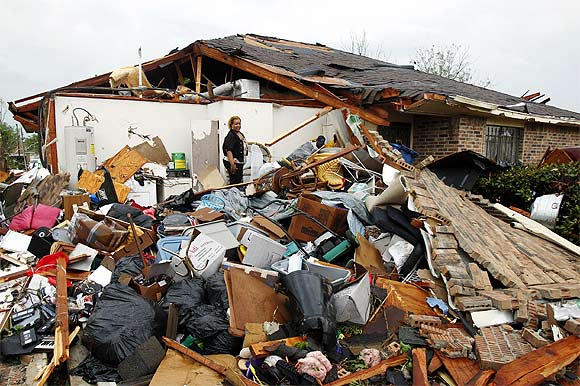 Powerful tornadoes rip through Texas