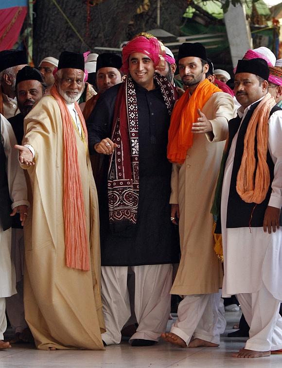 Bilawal Bhutto Zardari (3rd R), son of Pakistan's President Asif Ali Zardari, walks after offering prayers at the shrine of Sufi saint Khwaja Moinuddin Chishti at Ajmer