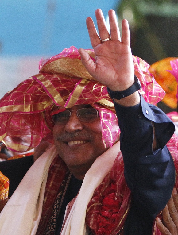 Pakistan's President Asif Ali Zardari (C) waves after offering prayers at the shrine of Sufi saint Khwaja Moinuddin Chishti at Ajmer