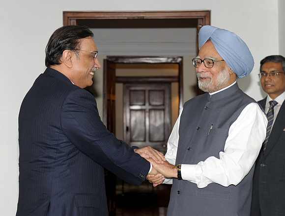 Zardari meets Dr Singh in New Delhi on April 8