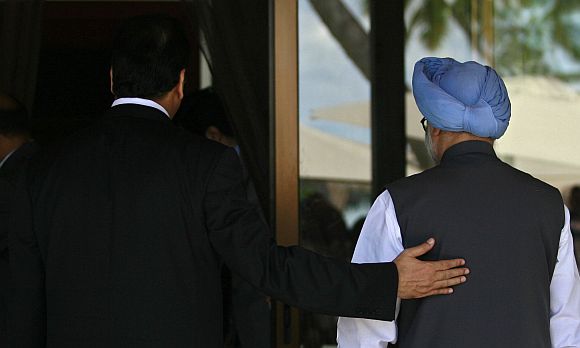 Pakistan's PM Gilani escorts his Indian counterpart Singh before SAARC summit in Addu