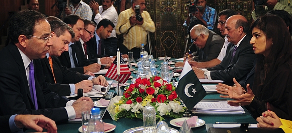 US Deputy Secretary of State Thomas R. Nides (L) and Pakistan's Foreign Minister Hina Rabbani Khar (R) talk with their delegations during a meeting at the foreign ministry in Islamabad