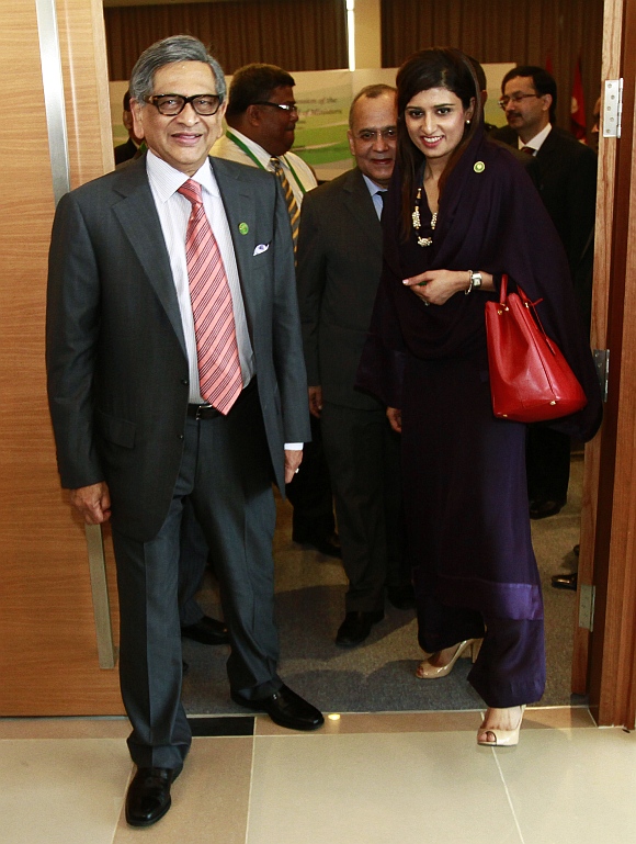 Khar (R) leaves for tea break with her Indian counterpart Somanahalli Mallaiah Krishna during the South Asia Association for Regional Cooperation countries foreign ministers meeting in Addu November