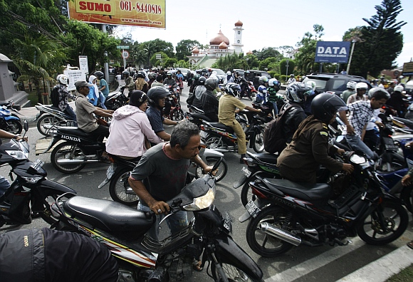 People riding motorbikes packed the street in Banda Aceh after the quake