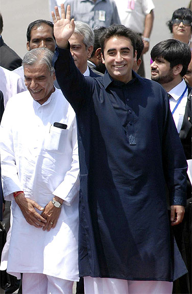 Bilawal Bhutto with Union minister Pawan Bansal at the Delhi airport