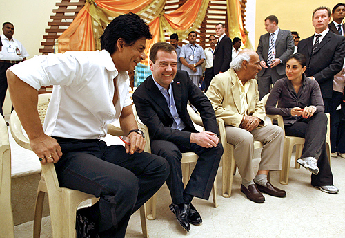 Russian President Dmitry Medvedev with Shah Rukh Khan in Mumbai, December 22, 2010. Also seen, movie mogul Yash Chopra and Kareena Kapoor