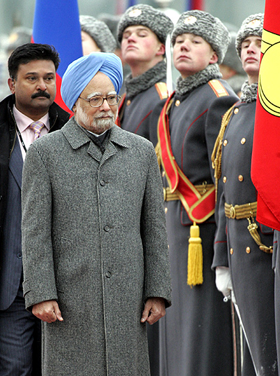 Prime Minister Manmohan Singh inspects the guard of honour at Vnukovo airport, Moscow, December 6, 2009
