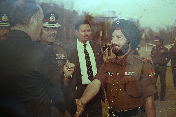 Honorary Captain Bana Singh, Param Vir Chakra, Bana Singh, 8 J&K Light Infantry, with then prime minister Rajiv Gandhi. Photograph: Kind Courtesy, Captain Bana Singh.