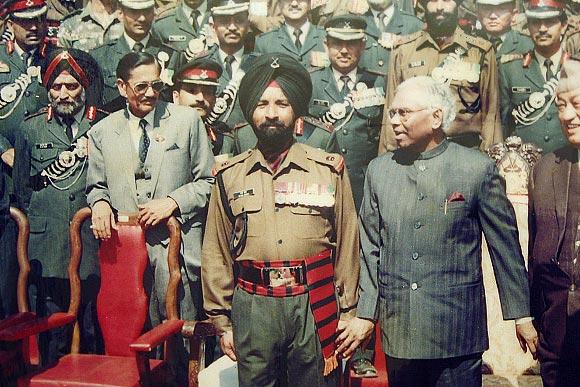 Honorary Captain Bana Singh, Param Vir Chakra, Bana Singh, 8 J&K Light Infantry, with then President K R Narayanan. Photograph: Kind Courtesy, Captain Bana Singh.