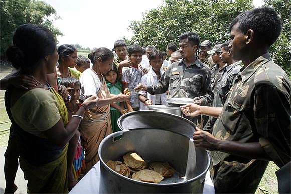 Soldiers distribute food to flood-affected Indians in Laxmi Chor village, West Bengal