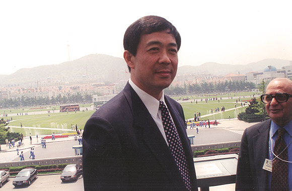 Bo Xilai, then the Mayor of Dalian, on his balcony in June 2000. On his left, Inder Malhotra, the venerable Indian commentator